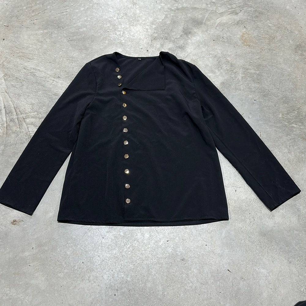 Black‎ top w/gold buttons /Size M / E-3